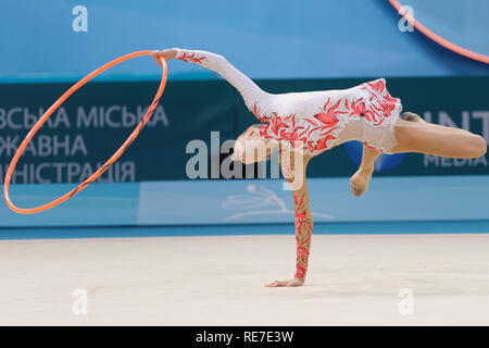 Kiev, Ucraina - 28 agosto 2013: Themida Christodoulidou, Cipro esegue con hoop durante la trentaduesima Rhythmic Gymnastics World Championships. L'evento è Foto Stock