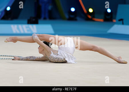 Kiev, Ucraina - 28 agosto 2013: Viktoriya Gorbunova, Kazakistan esegue con hoop durante la trentaduesima Rhythmic Gymnastics World Championships. L'evento è Foto Stock