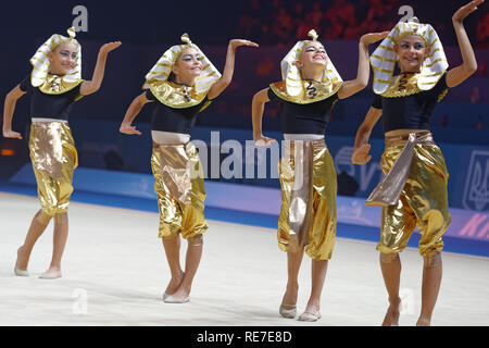 Kiev, Ucraina - 1 Settembre 2013: i bambini danza in costumi egiziano durante la cerimonia di chiusura della XXXII Rhythmic Gymnastics World Championships. Il Foto Stock