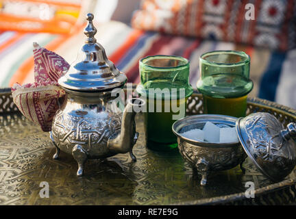 Arabian tè alla menta (marocchino tè alla menta) nazionale di bevande calde per il Medio Oriente e il mondo musulmano. Servita in una speciale ferro teiera in argento con zucchero Foto Stock