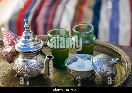 Arabian tè alla menta (marocchino tè alla menta) nazionale di bevande calde per il Medio Oriente e il mondo musulmano. Servita in una speciale ferro teiera in argento con zucchero Foto Stock