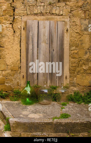 Una vecchia porta nello storico borgo collinare di Portole in Istria, Croazia Foto Stock