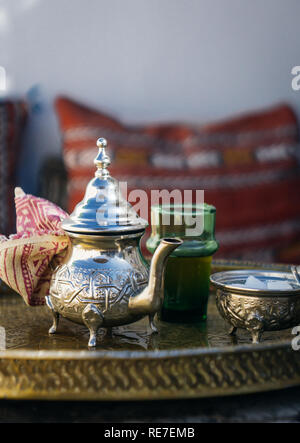 Arabian tè alla menta (marocchino tè alla menta) nazionale di bevande calde per il Medio Oriente e il mondo musulmano. Servita in una speciale ferro teiera in argento con zucchero Foto Stock