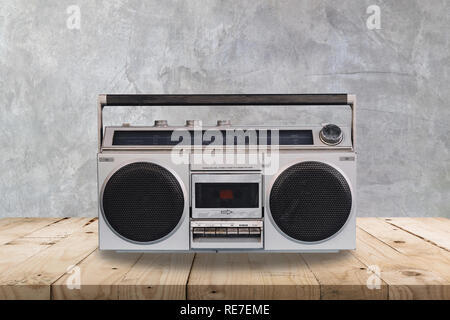 Vintage stereo su un tavolo di legno e muro di cemento di consistenza e di sfondo. Foto Stock