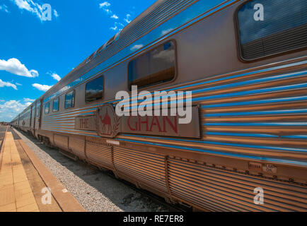 Carrozze del treno Ghan convoglio ferroviario alla stazione di Katherine, nei Territori del Nord, Australia Foto Stock