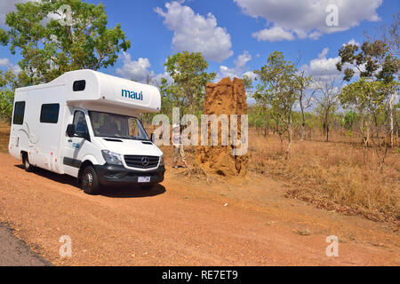 Camper turista si ferma sul lato strada a guardare una cattedrale termite mound uno dei più famosi siti di Kakadu Territori del Nord Australia Foto Stock