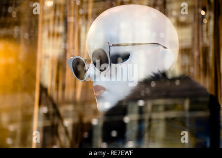 A Belgrado, in Serbia - Januar 17, 2019: un manichino bambola con occhiali da sole visualizzati n la vetrina del negozio di Max Mara abiti costosi e di marca elegante wi Foto Stock