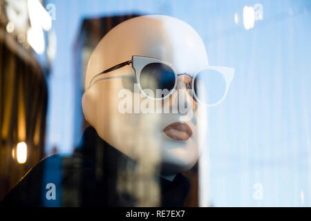 A Belgrado, in Serbia - Januar 17, 2019: un manichino bambola con occhiali da sole visualizzati n la vetrina del negozio di Max Mara abiti costosi e di marca elegante w Foto Stock