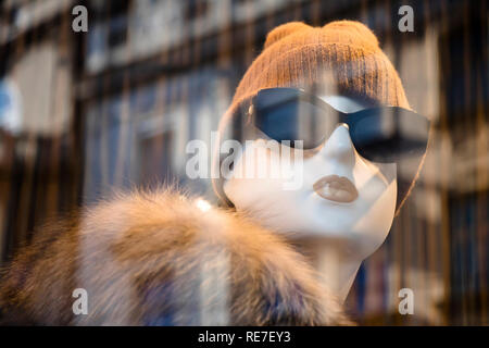 A Belgrado, in Serbia - Januar 17, 2019: un manichino bambola in inverno abiti visualizzati n la vetrina del negozio di Max Mara abiti costosi e di marca elegante w Foto Stock