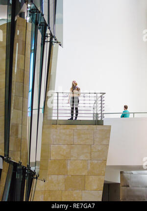 Ai visitatori di ammirare gli interni del Guggenheim Museum of Art a Bilbao Spagna settentrionale Foto Stock