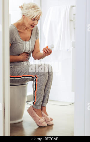 Cupa donna infelice essendo in bagno Foto Stock