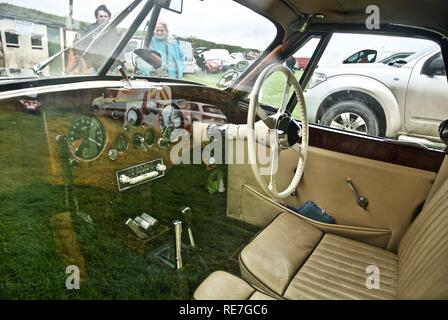 Interno della Jaguar XK120 roadster convertibile in Anglesey Vintage Rally, Anglesey, Galles del Nord, Regno Unito, maggio 2015 Foto Stock