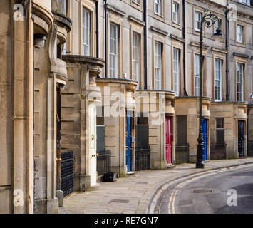 Unico ingresso cilindrico portici con curva a due porte su eleganti case in stile georgiano del Paragon mezzaluna in Clifton Bristol REGNO UNITO Foto Stock