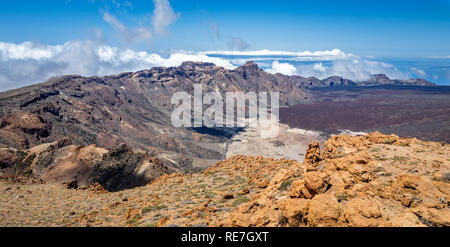 Vista dal vertice di Guajara oltre le montagne del bordo della caldera del monte Teide nelle isole Canarie Foto Stock