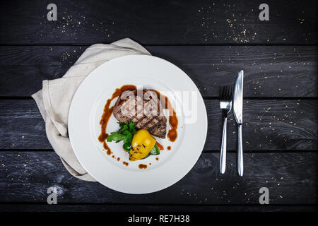 Bistecca di vitello con verdure grigliate. Vista dall'alto. Foto Stock