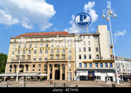 Costruzione di Zagrebačka banka, la più grande banca della Croazia, in estate a Zagabria Foto Stock