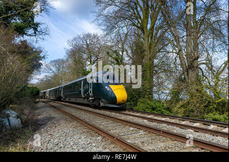 Classe 800 021 si arrampica Chipping Campden banca in Gloucestershire in quanto costituisce un Worcester Foregate St Londra Paddington in treno per servizio GWR su 2018 Foto Stock