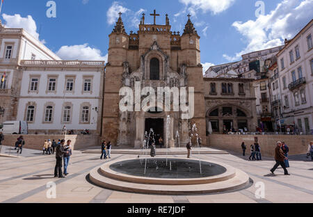 Praça 8 de Maio con la facciata manuelino del monastero di Santa Cruz, Coimbra, Portogallo Foto Stock