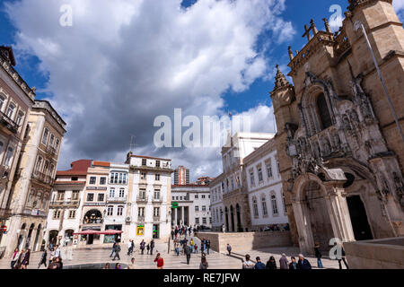 Praça 8 de Maio con la facciata manuelino del monastero di Santa Cruz, Coimbra, Portogallo Foto Stock