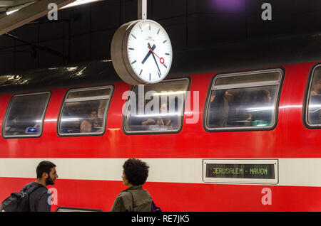 In treno L'aeroporto di Ben Gurion dal recentemente aperto da Gerusalemme-Yitzhak Navon stazione ferroviaria Foto Stock