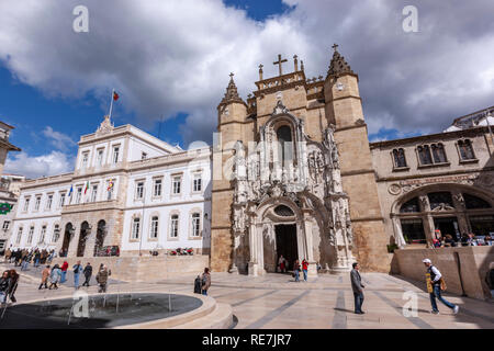 Praça 8 de Maio con la facciata manuelino del monastero di Santa Cruz, Coimbra, Portogallo Foto Stock