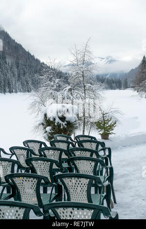 Il Patio esterno di Le Bout du Lac Bar e Ristorante impostato per una cerimonia di nozze Lac de Montriond ardente Portes du Soleil Haute Savoie Francia Foto Stock