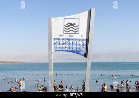 Segno di nuoto presso il Mar Morto (Cisgiordania), hypersaline e lago più basso nel mondo, a -430m sotto il livello del mare Foto Stock