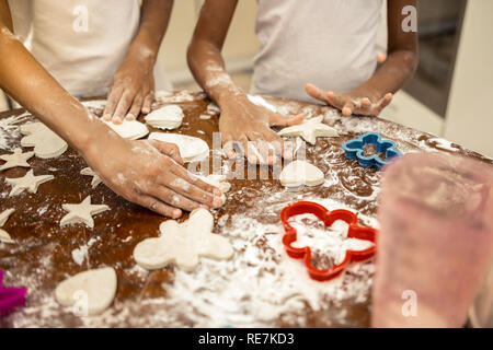 Close up graziose bambine formare biscotti di Natale insieme Foto Stock