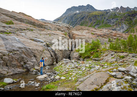 Escursione in Norvegia montagne, ghiacciaio Svartisen, Norvegia Foto Stock