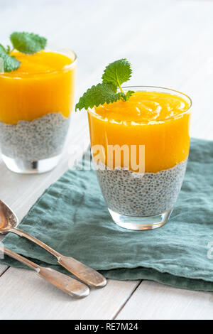 Semi di Chia pudding con coulis di mango. Una sana prima colazione. Dolce dessert sano. Foto Stock