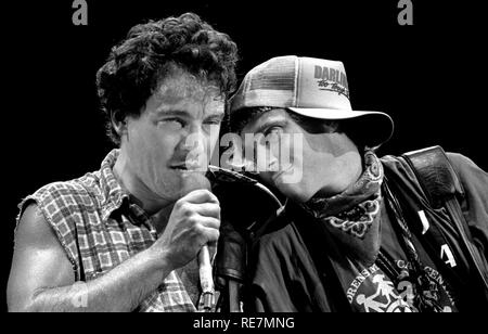 Bruce Springsteen e Nils Lofgren effettuando al Cotton Bowl di Dallas TX USA 1985 foto di bill belknap Foto Stock