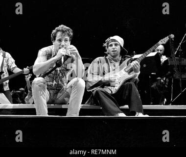 Bruce Springsteen e Nils Lofgren effettuando al Cotton Bowl di Dallas TX USA 1985 foto di bill belknap Foto Stock