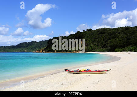 Red sea kayak su una bella spiaggia tropicale con acqua turchese, Iriomote jima, Giappone Foto Stock