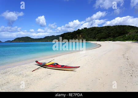 Red sea kayak su una bella spiaggia tropicale con acqua turchese, Iriomote jima, Giappone Foto Stock