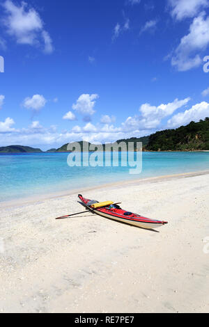 Red sea kayak su una bella spiaggia tropicale con acqua turchese, Iriomote jima, Giappone Foto Stock