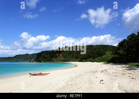 Red sea kayak su una bella spiaggia tropicale con acqua turchese, Iriomote jima, Giappone Foto Stock