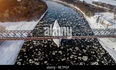 Floes ghiaccio galleggiante sul fiume Foto Stock