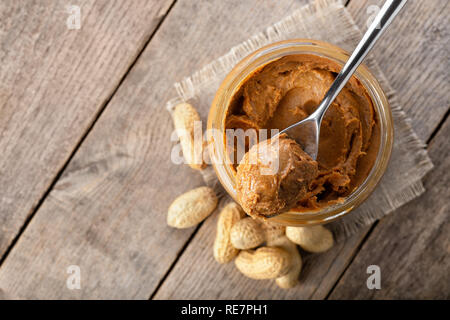 Burro di arachidi in vaso Foto Stock