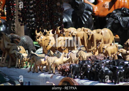 Gli elementi in legno per la vendita su un mercato a Dio vicino la finestra Hazyview, Sud Africa Foto Stock