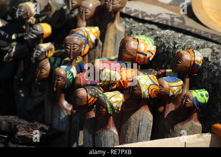 Gli elementi in legno per la vendita su un mercato a Dio vicino la finestra Hazyview, Sud Africa Foto Stock