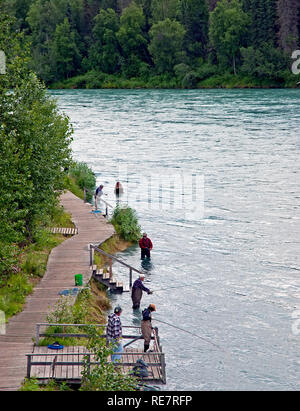 Kenai river bank pesca, Alaska Foto Stock