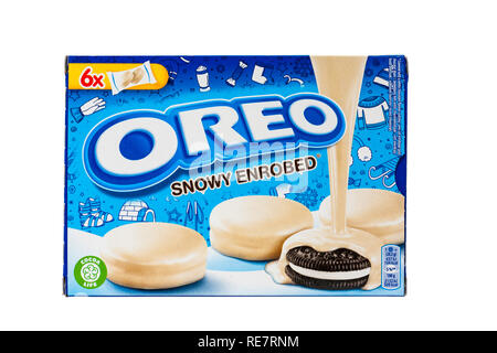 Scatola di biscotti Oreo ricoperti di neve isolata su sfondo bianco - Oreos Foto Stock