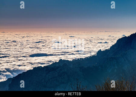 Nuvole basse su Fium Orbo valley, la mattina presto, vista da gite d'etape U Fugone, rifugio a Monte Renoso sentiero, Haute-Corse, Corsica, Francia Foto Stock