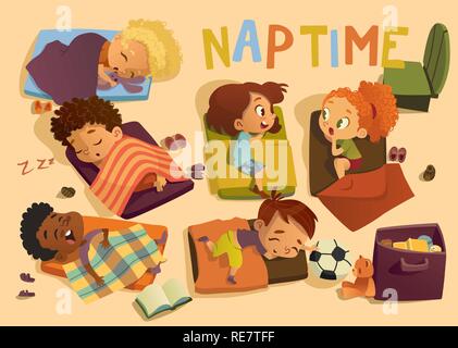 Kindergarten Nap Time Kid illustrazione vettoriale. E multirazziale in età prescolare i bambini dormono sul letto, ragazza di pettegolezzo. Bambino piccolo sogno di caratteri in camera da letto. Gruppo figlio routine quotidiana la pianificazione Illustrazione Vettoriale