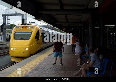 Rampa Queeensland inclinazione elettrica treno 'Città di Maryborough' che arrivare alla Stazione di Roma Street, Brisbane, Australia Foto Stock