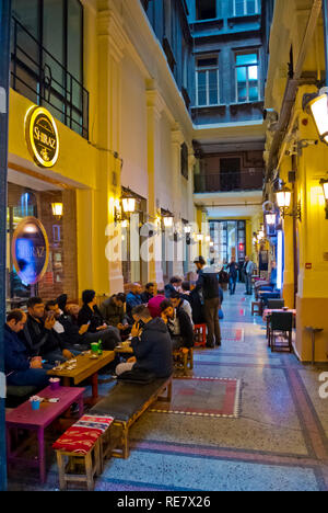 Shiraz cafe e ristorante, in un passaggio interno, pera, Beyoglu, Istanbul, Turchia, Eurasia Foto Stock