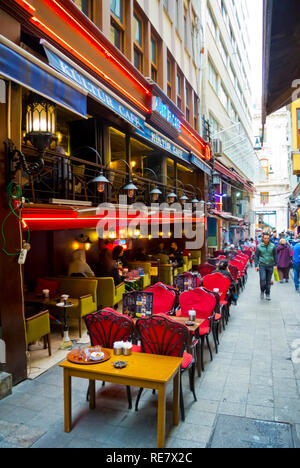 Dernek sokak, vita notturna street, Beyoglu, Istanbul, Turchia, Eurasia Foto Stock