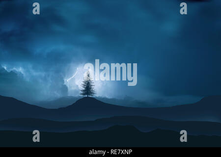 Albero solitario su uno sfondo di montagne con i fulmini. Foto Stock