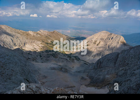 Vista panoramica dal picco Kutelo in montagna Pirin, Bulgaria Foto Stock