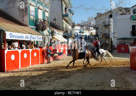 Largada tradizionale de Toiros, Street la corrida, feste locali fare Barrete Verde e das Salinas, Alcochete, Provincia di Setubal, Portogallo Foto Stock